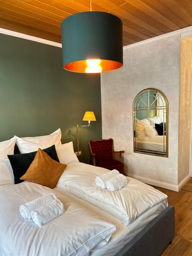 ein Schlafzimmer mit zwei Betten und einem Spiegel in der Unterkunft Grünberg House in Traben-Trarbach