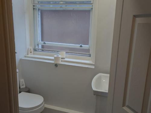 Bilik mandi di Darwin Stays - Service Accommodation in Newcastle under Lyme City Centre