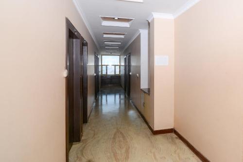 Hotel O Samar Palace في جايبور: مدخل مبنى مكتب مع ممر طويل