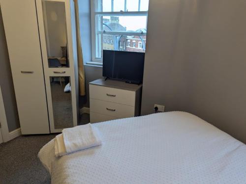 Katil atau katil-katil dalam bilik di Darwin Stays - Service Accommodation in Newcastle under Lyme City Centre