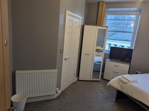 Televisyen dan/atau pusat hiburan di Darwin Stays - Service Accommodation in Newcastle under Lyme City Centre