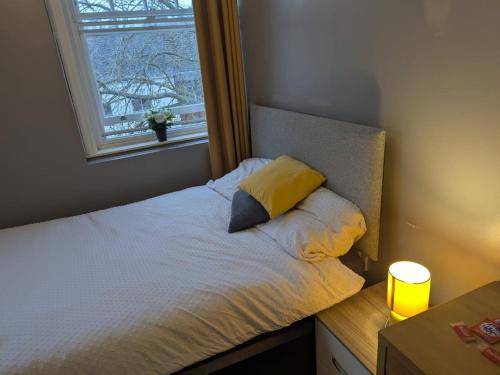 Katil atau katil-katil dalam bilik di Darwin Stays - Service Accommodation in Newcastle under Lyme City Centre