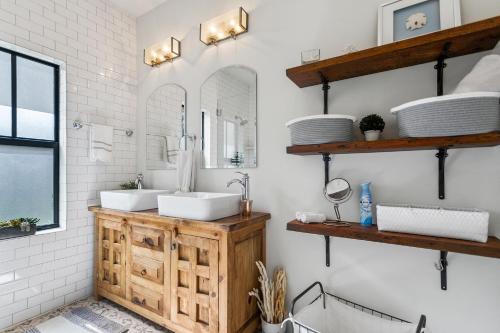 Et badeværelse på Elegant 4BR Home Guest House Private Yard