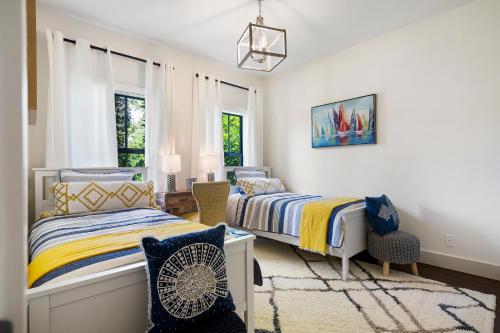 Et opholdsområde på Elegant 4BR Home Guest House Private Yard