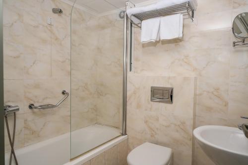 Un baño de Karras Grande Resort