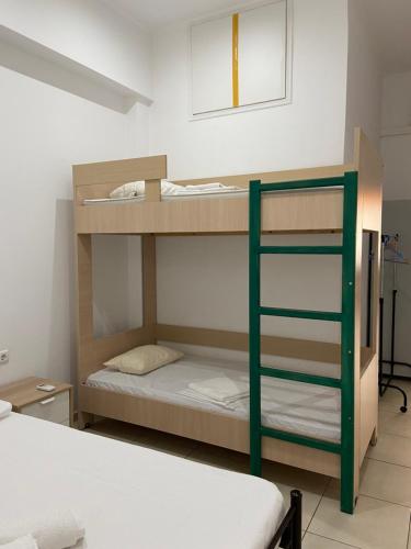 Postel nebo postele na pokoji v ubytování Sisifou Hostel