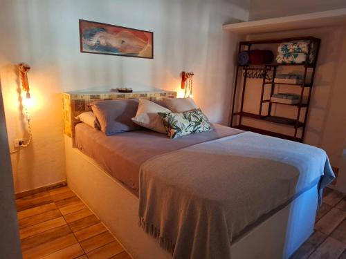 ein Schlafzimmer mit einem Bett in einem Zimmer in der Unterkunft Casa Vista Baepi - Estilo Boho, Mais Streaming a 1,5km da Balsa in Ilhabela