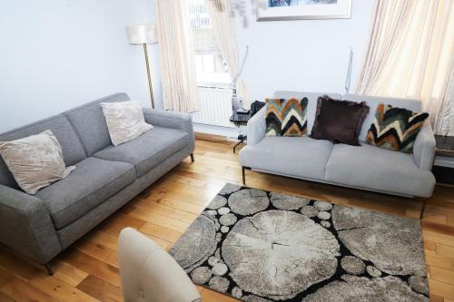 a living room with a couch and a rug at Great location, direct links to London Bridge! in Forest Hill