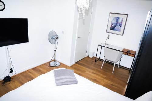 a bedroom with a desk and a bed and a desk at Great location, direct links to London Bridge! in Forest Hill