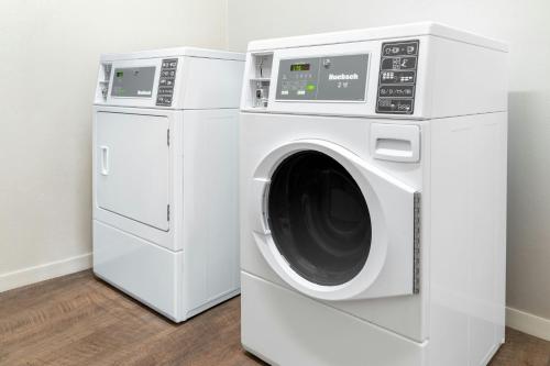 a washing machine and a dryer in a room at Fairfield by Marriott Inn & Suites Detroit Taylor in Taylor