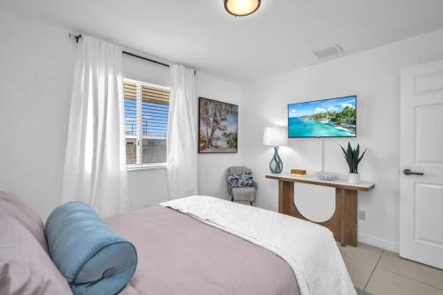 Ένα ή περισσότερα κρεβάτια σε δωμάτιο στο Cozy Hallandale Home - Prime Location Family