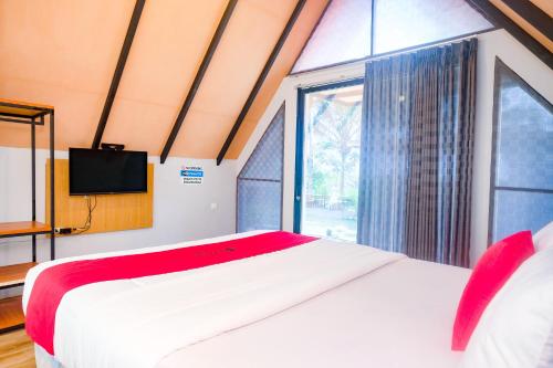 Ένα ή περισσότερα κρεβάτια σε δωμάτιο στο RedDoorz at Pondok Palma Villa