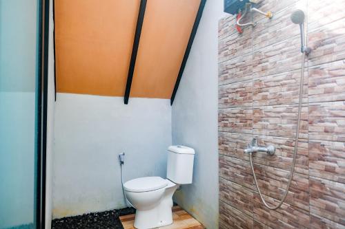 Ένα μπάνιο στο RedDoorz at Pondok Palma Villa