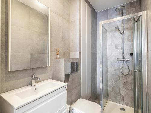 une salle de bain avec toilettes, lavabo et douche dans l'établissement Cozy One bedroom apartment - Suquet Cannes, à Cannes