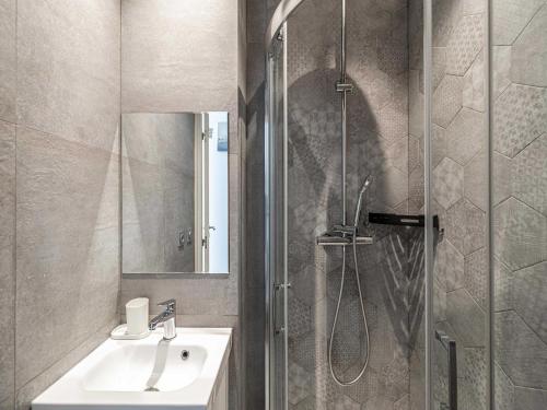 une salle de bain avec un lavabo et une douche dans l'établissement Bright duplex with a mezzanine - Cannes Center, à Cannes
