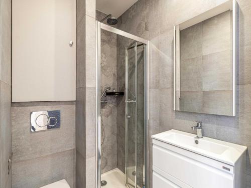 une salle de bain avec une douche, des toilettes et un lavabo dans l'établissement Charming 1 bedroom apartment- heart of Cannes, à Cannes