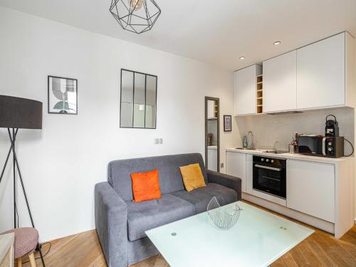 un salon avec un canapé et une table dans l'établissement Charming 1 bedroom apartment- heart of Cannes, à Cannes