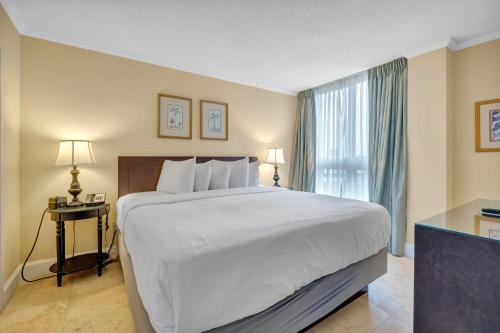 Katil atau katil-katil dalam bilik di Grove Cove - Pool Parking Central Coconut Grove