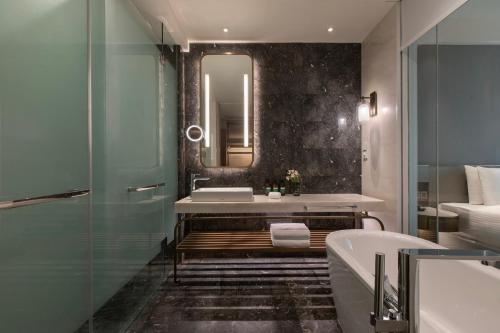 Ванная комната в Crowne Plaza Kuala Lumpur City Centre by IHG
