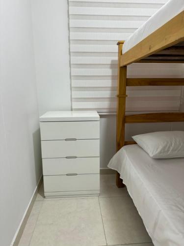 a bedroom with a bunk bed and a white dresser at Hermoso Apartamento en Valledupar in Valledupar