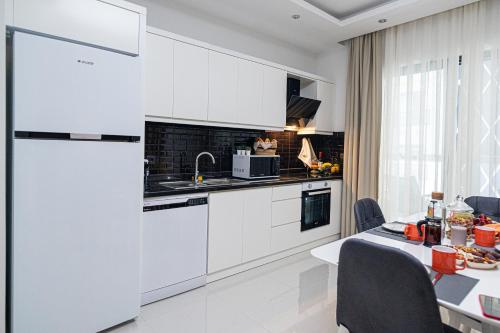 Η κουζίνα ή μικρή κουζίνα στο SA Apartments! Luxury Apartments in Mahmutlar