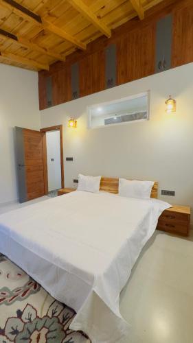 Ένα ή περισσότερα κρεβάτια σε δωμάτιο στο The Mountain Escape A Luxury Home Stay