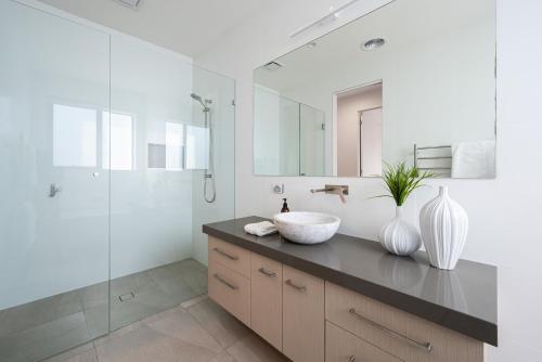 Bilik mandi di Ocean Oasis - Luxe Getaway with Coastal Views