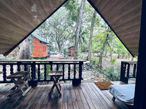 Een balkon of terras bij Cabaña Vacal Wifi, beach front #2