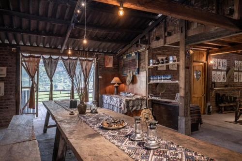 un grande tavolo in legno in una stanza con divano di A Phu Moutain House Sapa a Sa Pa