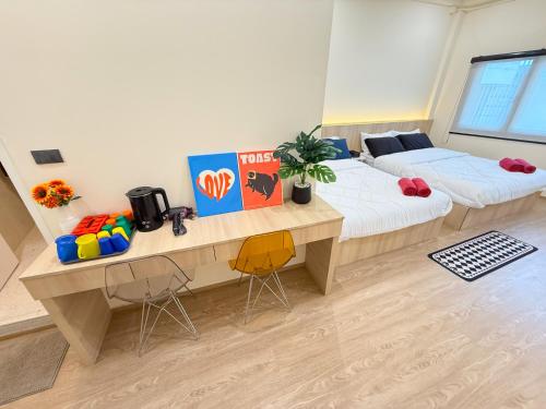 a room with a bed and a desk with two chairs at Sky&Sea Cha-AM Beach in Cha Am