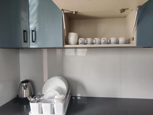 Kuchyň nebo kuchyňský kout v ubytování Isiri Service Apartment