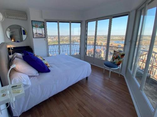 sypialnia z łóżkiem i widokiem na miasto w obiekcie Appartement lumineux à Moulins avec terrasse et proche centre - FR-1-489-413 w mieście Moulins