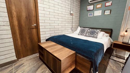 a room with a bed and a wooden door at Manila Hotel Boutique in Medellín