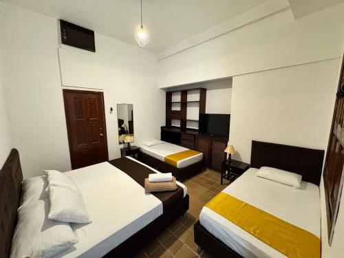 a hotel room with two beds in a room at Hotel Boulevard del Río in Cali