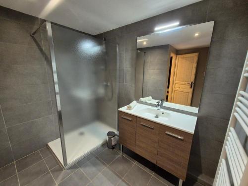 une salle de bain avec une douche, un lavabo et un miroir dans l'établissement Appartement neuf lumineux, 250m pistes, balcon, animaux admis - FR-1-811-23, à Les Deux Alpes