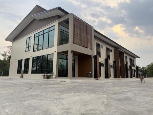 a large building with a lot of windows at Cha V Place Buriram - ชาวีเพลส บุรีรัมย์ in Ban Yang