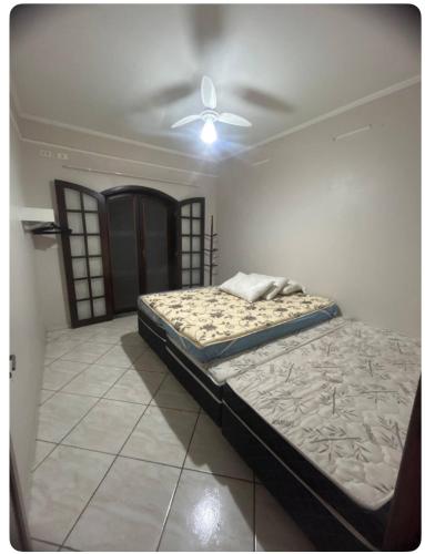 a bedroom with two beds and a ceiling fan at Refúgio solar in Socorro