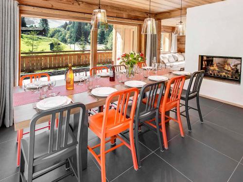 une salle à manger avec une longue table et des chaises dans l'établissement Chalet 4 étoiles à La Clusaz, 14 pers., sauna, animaux bienvenus - FR-1-304-306, à La Clusaz