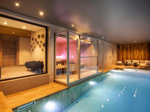 une maison avec piscine et salon dans l'établissement Chalet 5* pour 12 avec piscine, spa, sauna et hammam à La Clusaz - FR-1-304-307, à La Clusaz