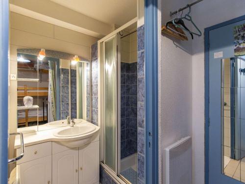 une salle de bain avec un lavabo et une douche dans l'établissement Studio confortable pour 4 au pied des pistes à Gourette - FR-1-400-135, à Eaux-Bonnes