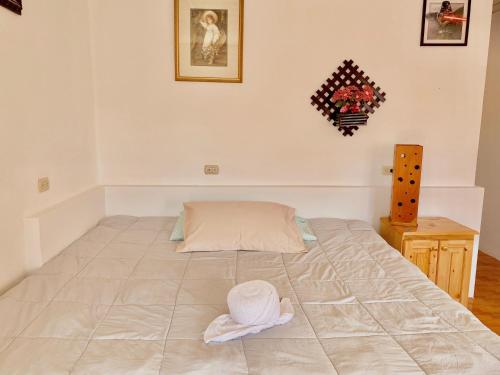 a room with a bed with a hat on it at Hotel Minnesota y Centro de Eventos Molina in San Lucas Tolimán