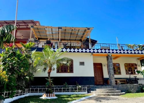 a house with a roof on top of it at Hotel Minnesota y Centro de Eventos Molina in San Lucas Tolimán