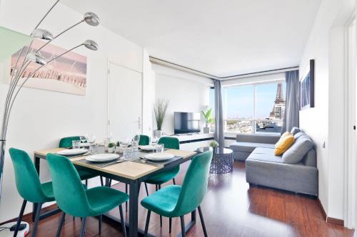 une salle à manger avec une table et des chaises vertes dans l'établissement Appartement Quartier Tour Eiffel 7 Free Netflix, à Paris