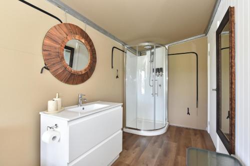 Koupelna v ubytování Pokolbin Glamping - Sleeps 2. Eco-Friendly Single Glamping Tents