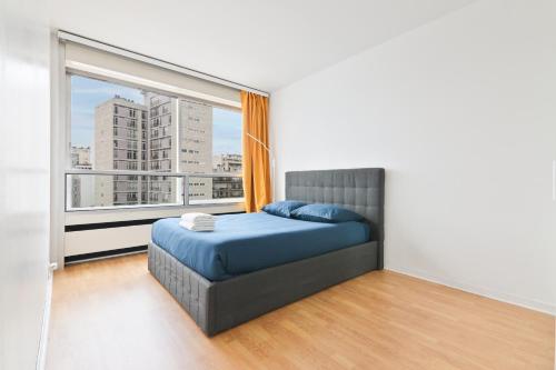une chambre avec un lit et une grande fenêtre dans l'établissement Appartement Quartier Tour Eiffel 5 Free Netflix, à Paris