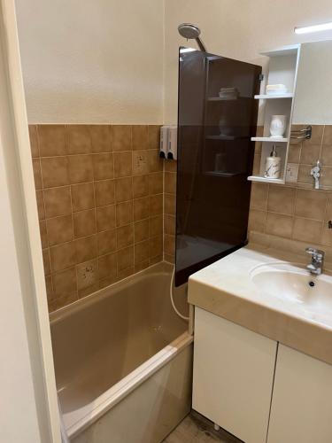une salle de bain avec un lavabo et une baignoire dans l'établissement Charmant studio calme bord de mer Wifi-NESPRESSO-DRAPS-LINGE DE BAIN-MENAGE inclus, à Saint-Mandrier-sur-Mer