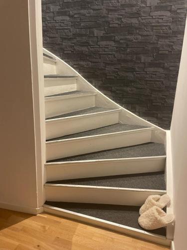 a stairwell with white risers and a brick wall at Kinnarps vandrarhem in Falköping