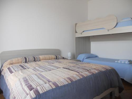 Bett in einem Zimmer mit Etagenbett in der Unterkunft La Villetta del Gallo in Agropoli