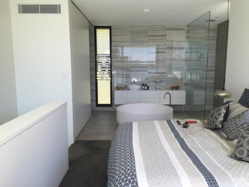 Katil atau katil-katil dalam bilik di Phegans Bay Waterfront Haven