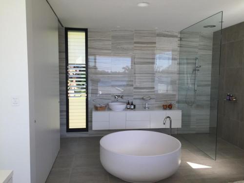 Bilik mandi di Phegans Bay Waterfront Haven